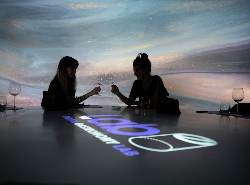 Desde camareros robots hasta menús personalizados según el perfil genético del cliente, la IA está revolucionando la industria gastronómica imagen 1