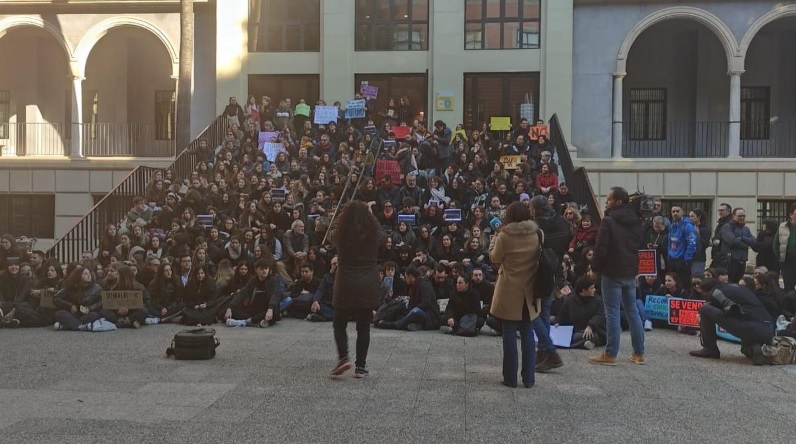Manifestantes en la Universidad de Murcia expresan su descontento con las medidas de reducción presupuestaria, Se otorga ventajas a la UCAM imagen 1