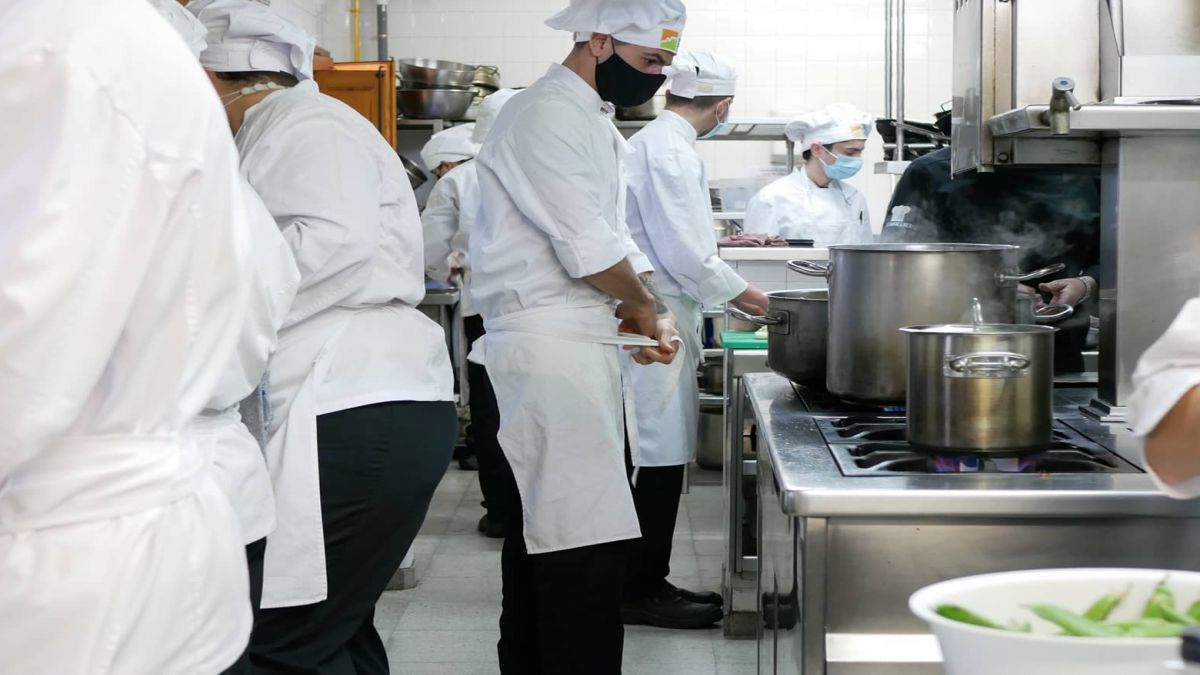 TECNICO EN SERVICIOS DE RESTAURACION