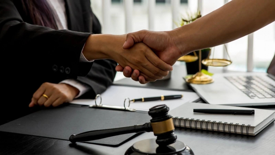 Ranking de los mejores másteres online en Derecho Empresarial en 2026